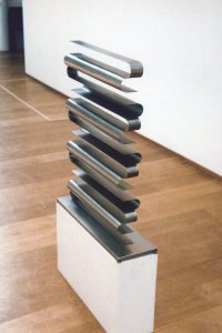 Martin Willing: Mauer, biaxial geschnitten, 1997, Titan und Legierungstitan, gebogen, auf Edelstahlplatte geschwei&szlig;t, H 80 cm, Grundplatte 64x19 cm